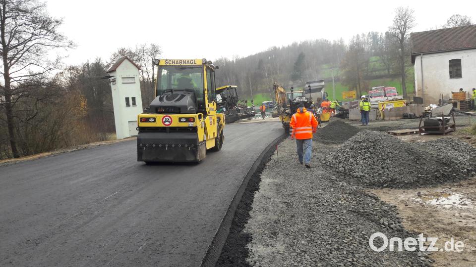 Auf geht's zum Endspurt beim Brücken- und Straßenbau auf der NEW 32 bei Peugenhammer. Die Bewohner des östlichsten Landkreises atmen tief durch. Rund 360 Tonnen Asphalt werden allein für die Tragschicht von den Straßenbauern eingebracht. Bild: dob