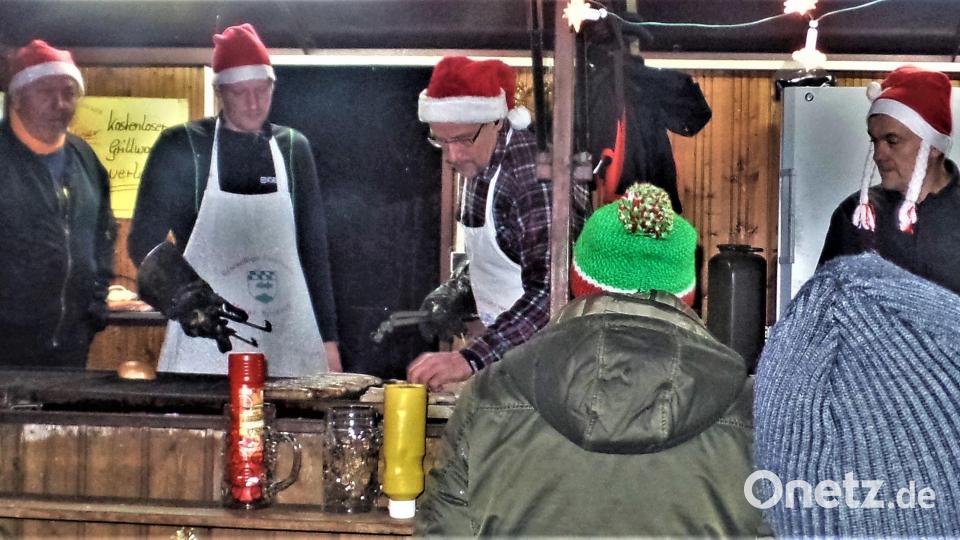 Die Nikoläuse der Feuerwehr hatten am Würstlgrill den ganzen Abend alle Hände voll zu tun. Bild: jml