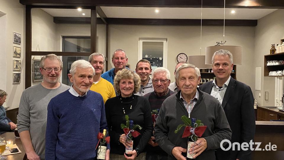 Der wiedergewählte Vorstand dankt auch langjährigen Helfern. Vorne, von links, Alfred Faltermeier, Irene Grünwald, Alfons Walbert und Ludwig Erndt. Hinten, von links, Vorsitzender Karlheinz Grundler, Josef Völkl, Martin Schaller, Stefan Erndt, Richard Gradl und Bürgermeister Thomas Meiler Bild: Matthias Grundler/exb