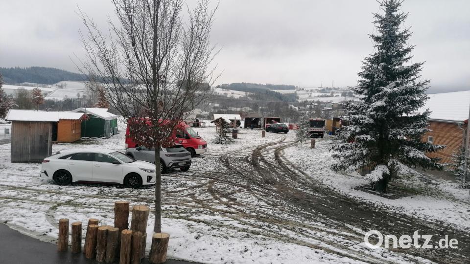 Am frühen Samstagmorgen tummelten sich die ersten eifrigen Helfer und Aussteller beim Aufbau der Dorfweihnacht. Bild: vsr