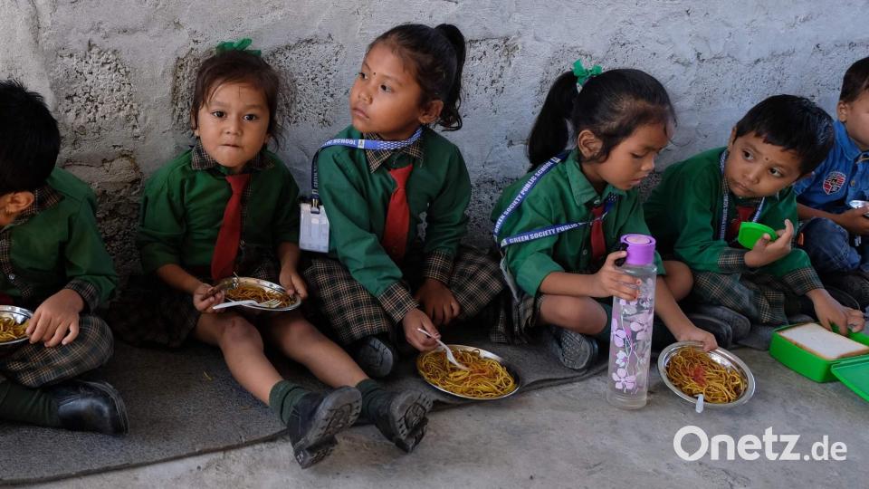 450 Kinder besuchen die Schule in Sauraha. Wenn sie mittags von ihren Eltern nicht versorgt werden können, nehmen sie ihr warmes Mittagessen auf dem Schulhof ein. Bild: u