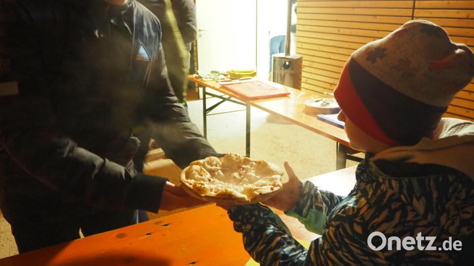 Der Flammkuchen aus dem Dorfbackofen schmeckte Jung und Alt. Bild: vsr