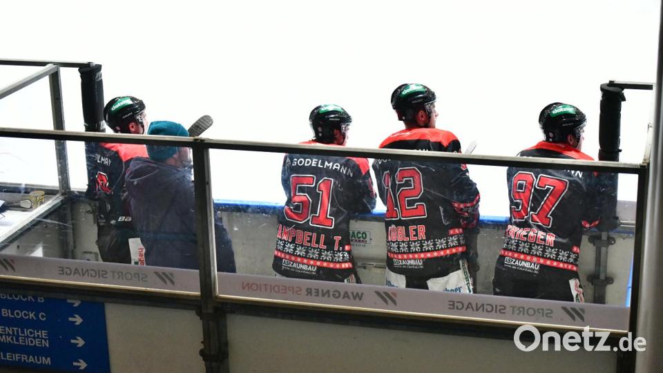 Vier ERSC-Spieler auf der Strafbank - ein ungewohntes Bild. Bild: SignaLight-AP