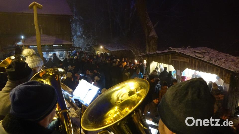 Mehrere Musikgruppen sorgen für die musikalische Umrahmung. Bild: mmj