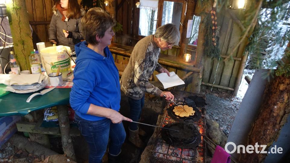 Waffeln frisch aus der offenen Glut. Bild: mmj