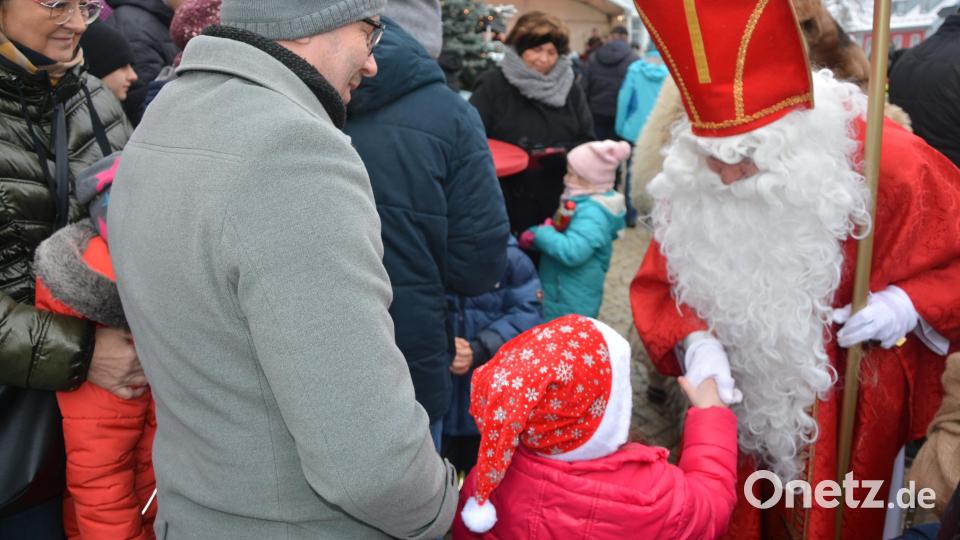Sankt Nikolaus mischte sich unters Volk. Bild: jr