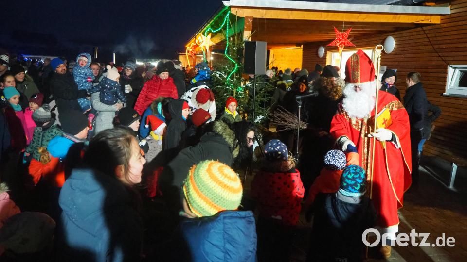 Aufmerksam lauschten die Kinder den Worten des Heiligen Nikolaus, bevor sich die Buben und Mädchen ein kleines Geschenk abholen konnten. Bild: vsr