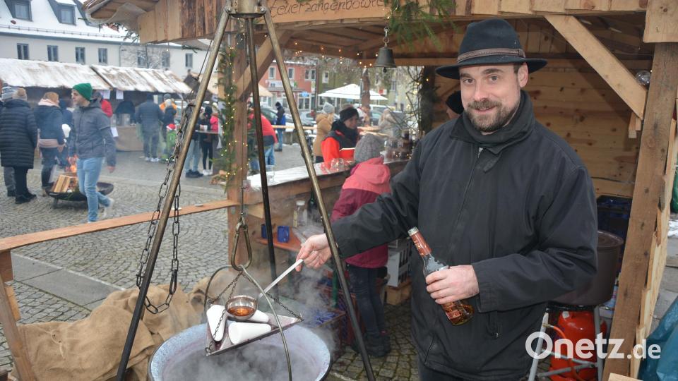 Markus Ott mit seiner Feuerzangenbowle. Bild: jr