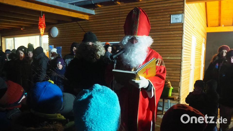Aufmerksam lauschten die Kinder den Worten des Heiligen Nikolaus, bevor sich die Buben und Mädchen ein kleines Geschenk abholen konnten. Bild: vsr