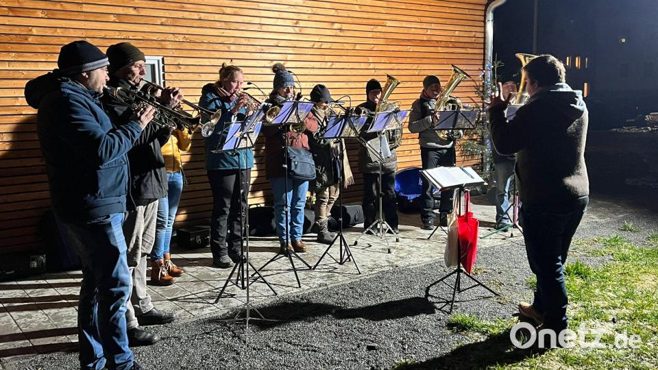 Der Posaunenchor umrahmte die Dorfweihnacht mit weihnachtlichen Klassikern. Bild: vsr