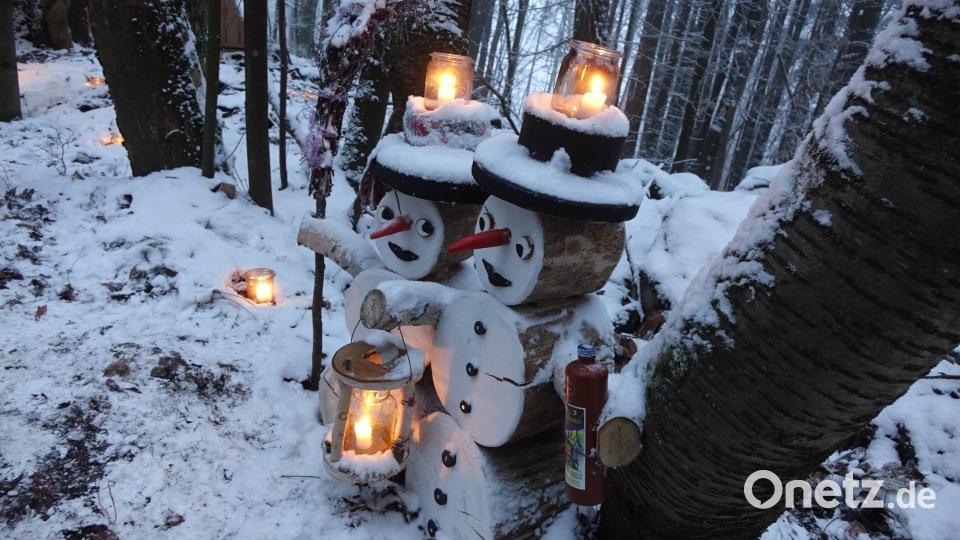 Handgefertigte Schneemänner stehen Spalier Bild: mmj
