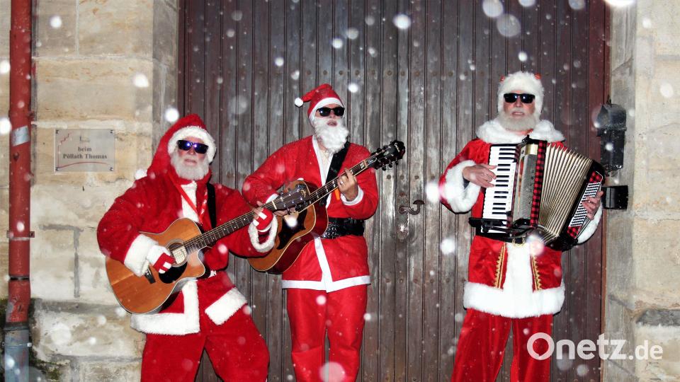 Zu den &quot;Hinguckern&quot; des Abends gehörten die &quot;Walking Santas&quot;. Bild: stg