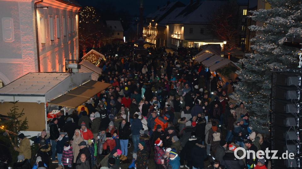 Der Mitterteicher Weihnachtsmarkt war ausgezeichnet besucht. Bild: jr