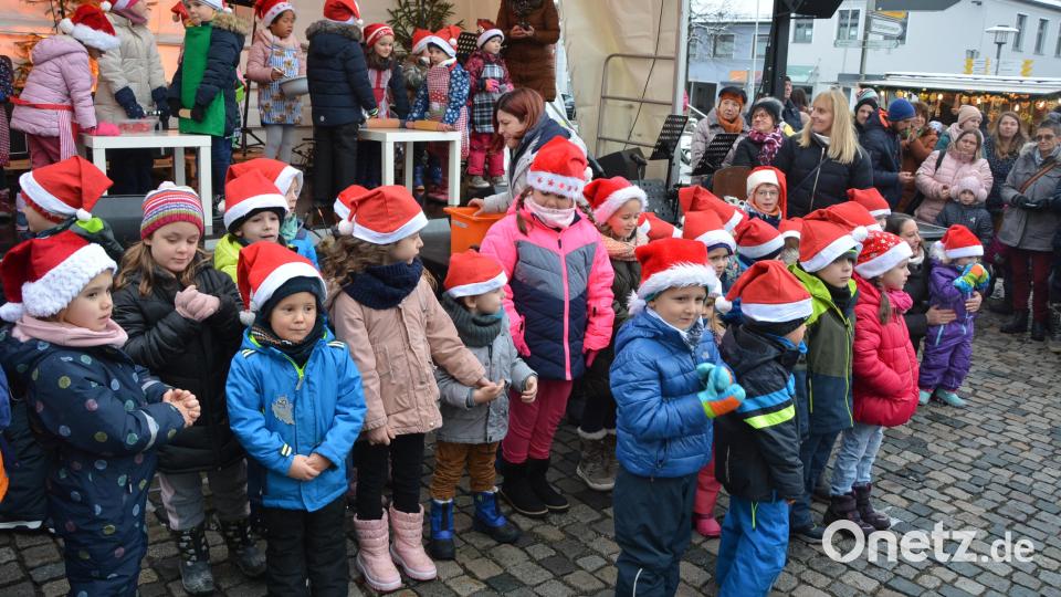 Die Mädchen und Jungen des Kindergartens „Die kleinen Hankerler“ bei ihrem Auftritt. Bild: jr