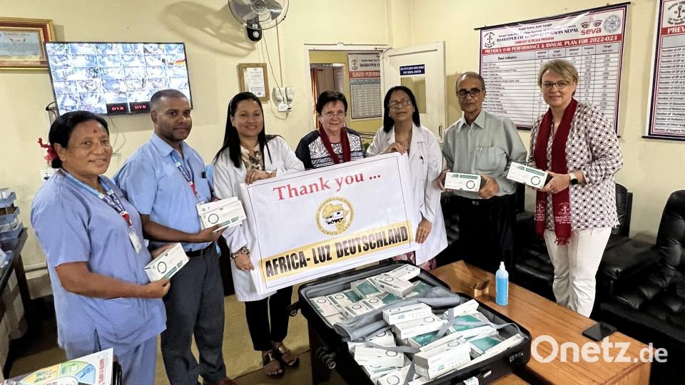Bei der Übergabe der intraokularen Linsen und des OP-Materials für die kostenlosen Operationen (von links): Arzthelferin Dahal Thapa, Verwaltungsleiter Daya Shankar Chaudhary, Prof. Dr. Sangita Sharma Bhandari, Bärbel Birner, Dr. Ranjit Kumar Sha, Chairman Netra Jyoti Sangh und Isabelle Haustein. Bild: u