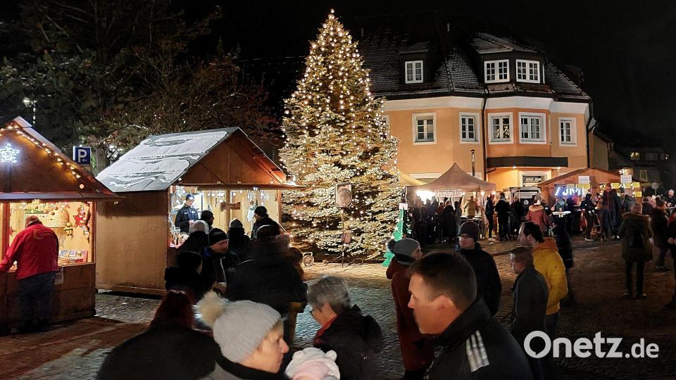 Der Christbaum im festlichen Lichtermeer und geschickt geschmückte Buden luden viele Besucher zu einem Aufenthalt auf der Rosenberger Dorfweihnacht ein. Bild: mfh