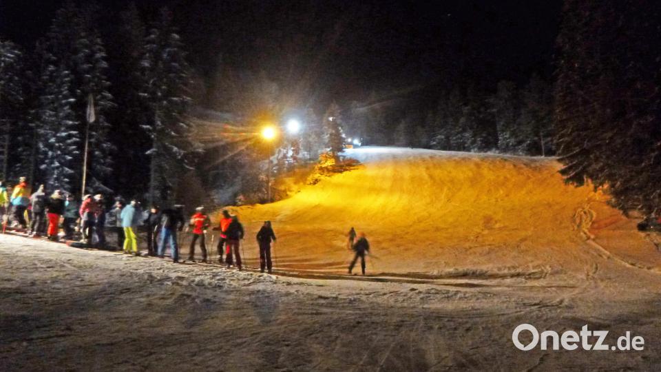 Die Scheinwerfer tauchen die Hauptabfahrt am Wurmstein in romantisches Licht. Im Februar 2019 waren die Bedingungen auf der Wurmstein-Piste traumhaft gut. darauf hoffen die Betreiber, der Förderverein, auch für diese Saison. Archivbild: tss