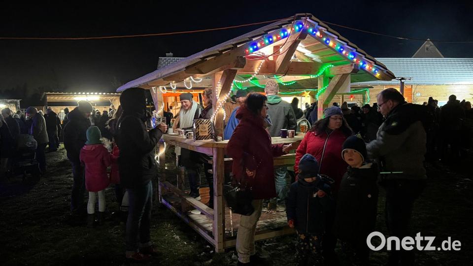 Mit Glühwein und leckeren Speisen machten es sich die Besucher an den Holzunterständen gemütlich. Bild: vsr