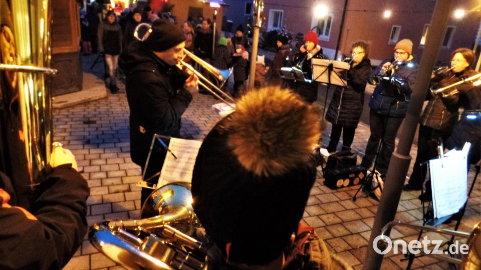 Der evangelische Posaunenchor brachte die Marktbesucher vor dem Rathaus mit vielen Adventsliedern in vorweihnachtliche Stimmung Bild: jml