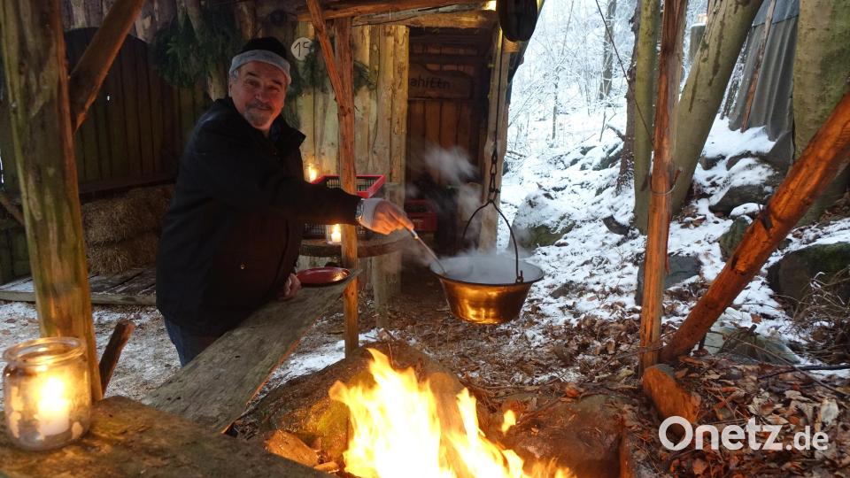 Der Jagertee wird am offenem Feuer erhitzt. Bild: mmj