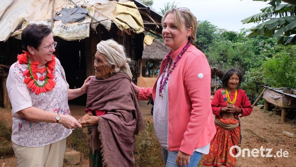 Für Bärbel Birner (links) und Isabelle Haustein war es schier unvorstellbar, wie die Chepang in ihren Behausungen den Winter überstehen können. Bild: u