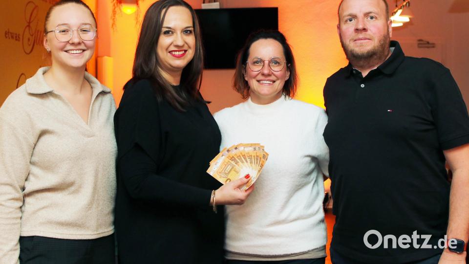 Spontane Unterstützung für die Weihnachtswichtel-Aktion zugunsten der Tafel Weiden-Neustadt: Die „Just Friends“-Mitglieder (von links) Leonie Binner, Stefanie Sperrer und Stefan Ott überreichen „Tafel“-Mitglied Ilona Forster (Zweite von rechts) eine Spende in Höhe von 500 Euro. Bild: Stephan Landgraf/exb
