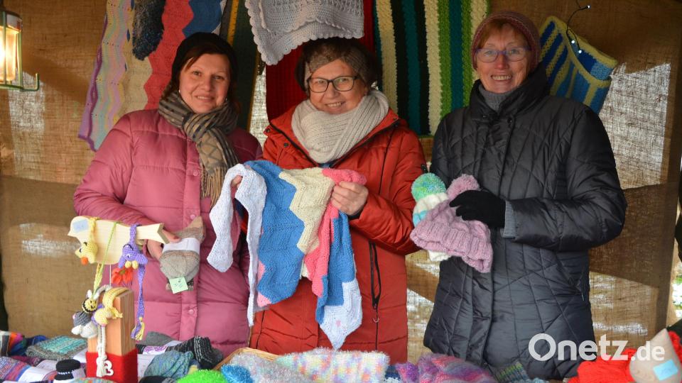 Selbstgestricktes lockte am Stand der „Flotten Nadeln“. Da fand so mancher ein passendes Weihnachtsgeschenk. Bild: jr