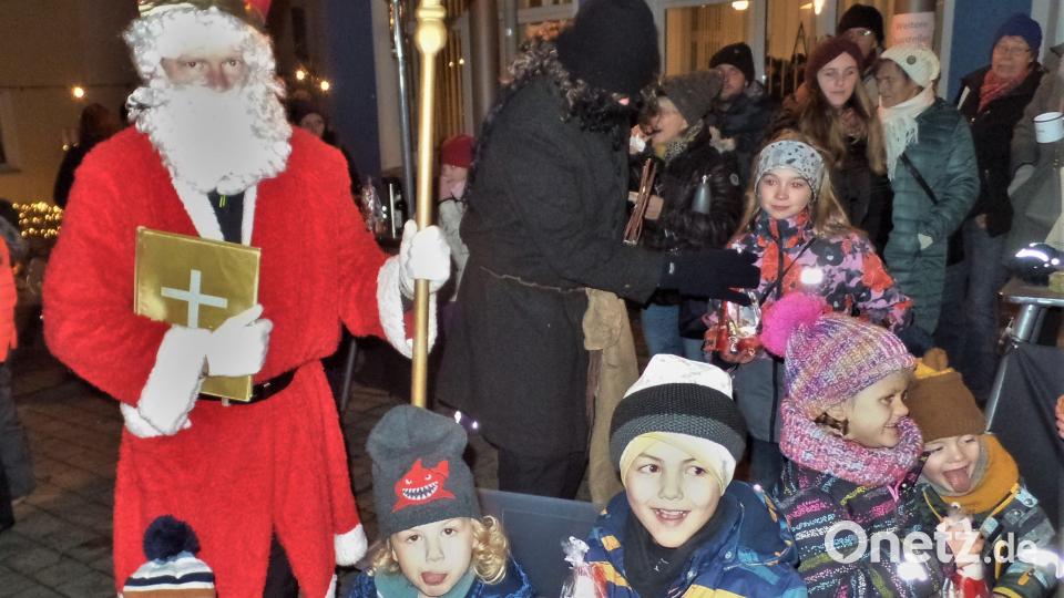Nikolaus und Knecht Ruprecht machten für die vielen Kinder gerne Überstunden und kamen schon zwei Tage früher als üblich. Bild: jml