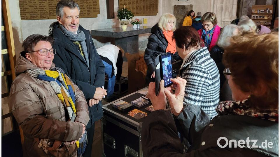 Oswald Sattler gab sich nach seinem Konzert in Amberg volksnah. Gern erfüllte er jeden Autogrammwunsch. Bild: kök