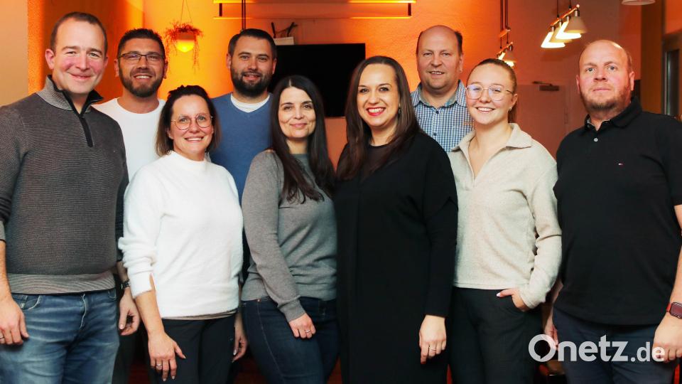 Der Verein „Just Friends&quot; stellt bei der außerordentlichen Mitgliederversammlung mit Nachwahlen seine Führungsriege auf eine breitere Basis: (von links) Michael Forster, Alexander Lang, Ilona Forster, Maximilian Gärber, Irina Neuber, Stefanie Sperrer, Thomas Binner, Leonie Binner und Stefan Ott. Es fehlen: Marcus Fritsch, Katrin Karagounis, Stephan Landgraf, Silvia Binner, Alexandra Lang und Bekim Kastrati. Bild: Stephan Landgraf/exb