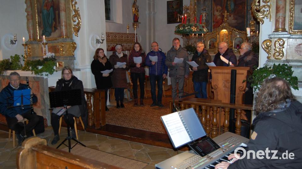 Eine ansprechende Veranstaltung in der Pfarrkirche St. Ulrich in Michldorf war die Aufführung der „Heilichen Nacht aaf oberpfälzisch“ nach dem Original von Ludwig Thoma, umrahmt mit Chor und Instrumentalgruppe unter musikalischer Leitung von Luis Denz. Bild: grm
