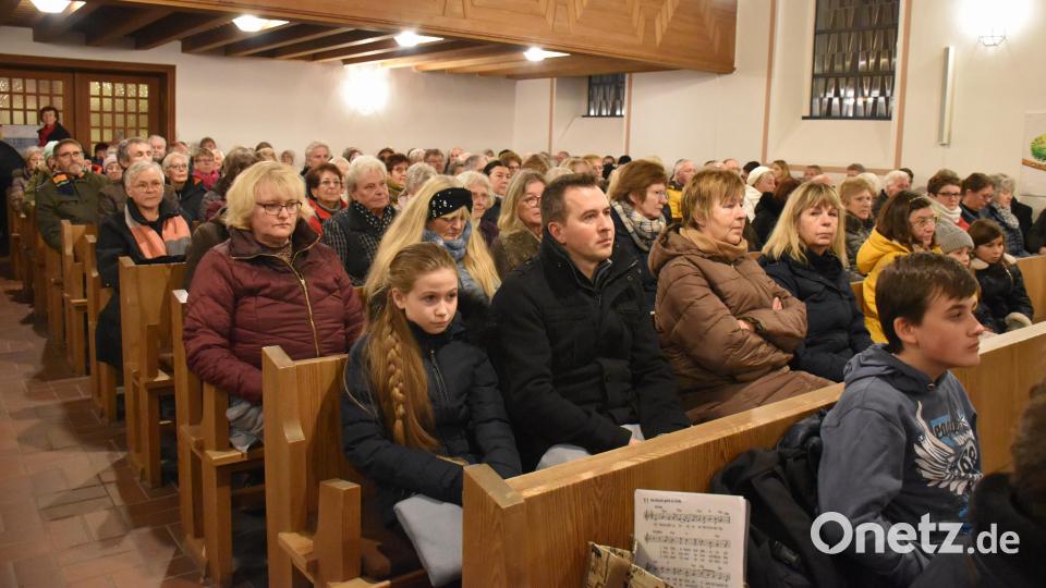 Die Kirchenbänke waren dicht besetzt. Damit auch Nachzügler noch einen Platz bekamen, wurde zusammengerückt und es wurden weitere Stühle aufgestellt. Bild: ubb