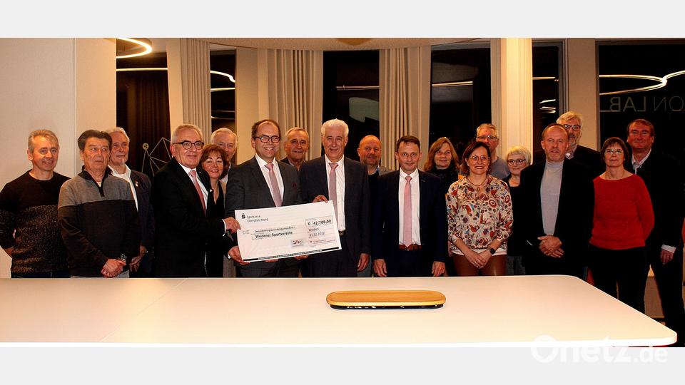 Das Gremium zusammen mit den Vereinsvertretern bei der Übergabe des Spendenschecks. Bild: R. Kreuzer