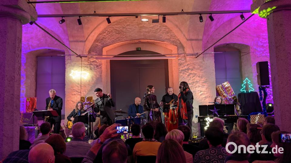 Abschlusskonzert in Schönsee: Eine begeisternde Band hat Bandleader Toby Mayerl (rechts am Klavier) für &quot;A very special Christmas&quot; zusammengestellt Bild: eib