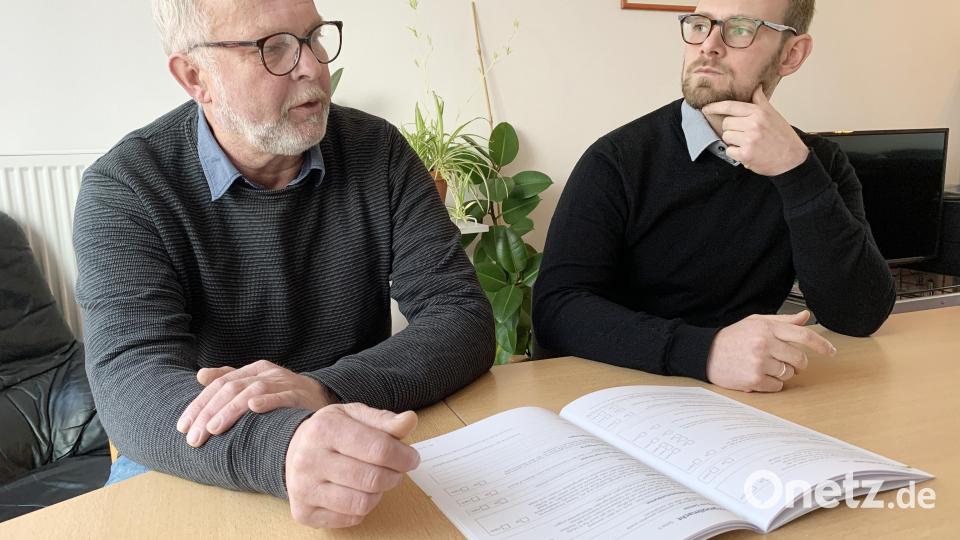 Marc-Thomas Sturm (links) und Johannes Maier kümmern sich beim Betreuungsverein nicht nur um Fragen der ehrenamtlichen Betreuer im Landkreis sondern sind auch sonst Ansprechpartner bei Themen rund um Patientenverfügung, Vorsorgevollmacht, Betreuungsverfügung, Betreuung, Alter und Krankheit sowie deren Anwendung. Bild: Gabi Schönberger