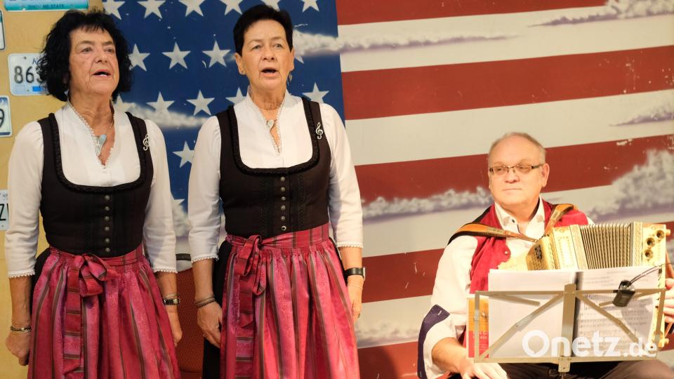 Die Zupfer-Moidln und Musikant Gerhard ermuntern die Frohsinn-Gäste zum Mitsingen und Mitfreuen. Bild: do