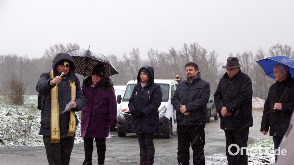 Pfarrer Markus Bruckner (links) segnete die fertiggestellte Gemeindeverbindungsstraße. Bild: bkr