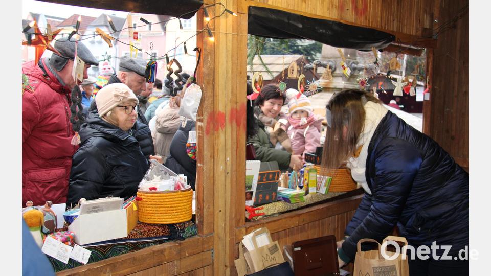 Auf großes Kaufinteresse stießen die Produkte des Fair-Handels der Abtei Münsterschwarzach am Stand des OWV Neustadt. Bild: prh