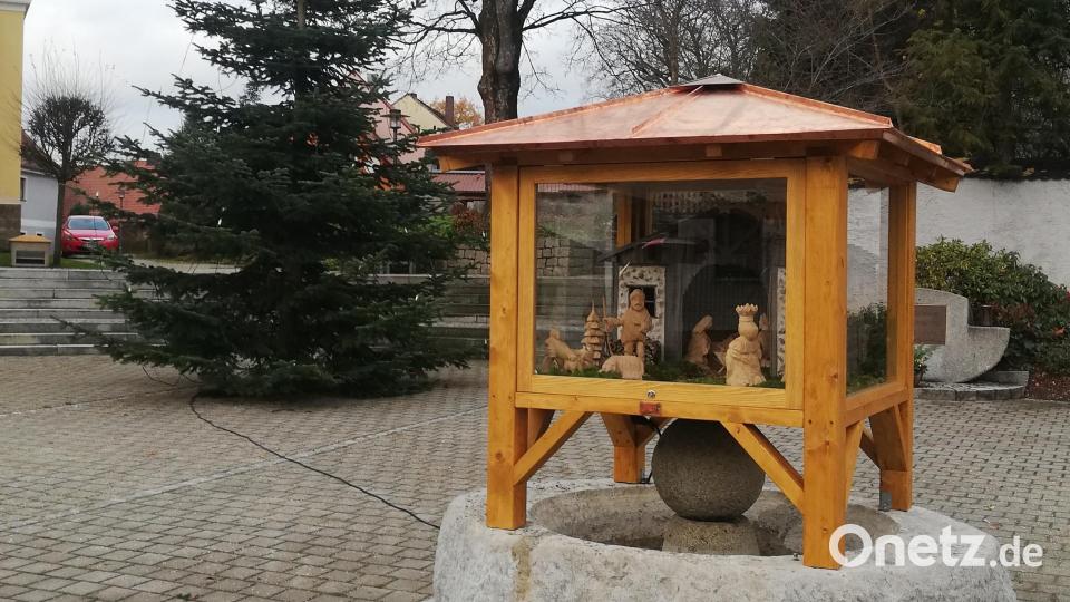 Auf dem Dorfbrunnen haben die Waldauer Pferdefreunde eine neue Krippe aufgebaut. Bild: dob