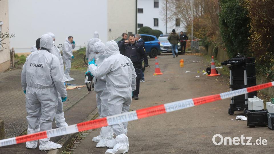 Einsatzkräfte begutachten einen Tatort in Illerkirchberg (Alb-Donau-Kreis). Bild: Ralf Zwiebler/z-media/dpa