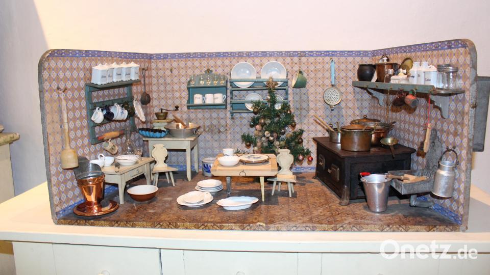 Grandiose Schmuckstücke im Mini-Format beherbergt diese wunderbare Puppenküche in der Ausstellung „Mahlzeit Fichtelgebirge!“. Bild: Gschwendtner/fph