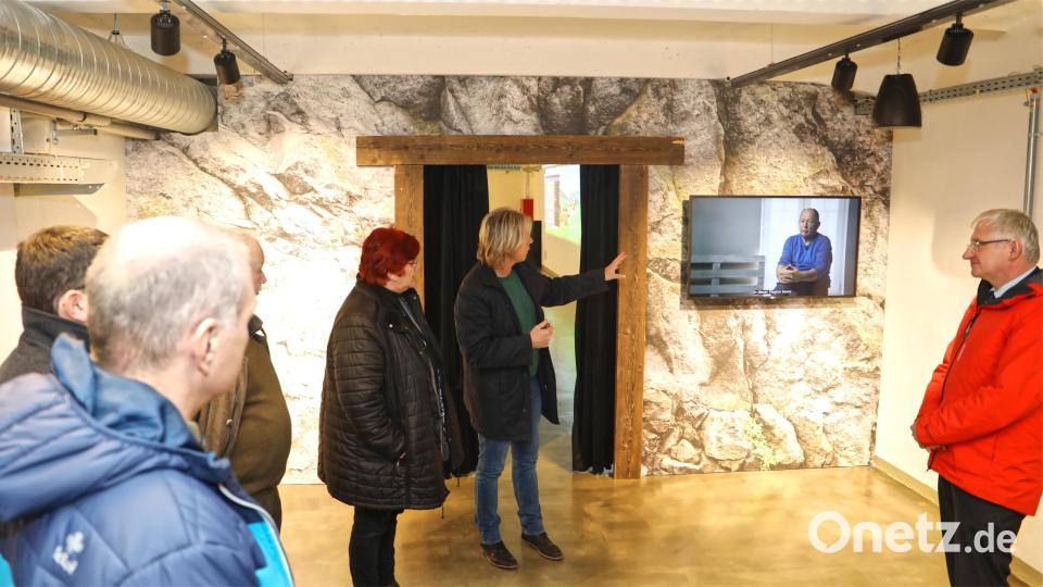 Plesnas Bürgermeister Petr Schaller (Zweiter von rechts) mit den Gästen aus Erbendorf in der Geologischen Abteilung des neuen Museums. Bild: njn