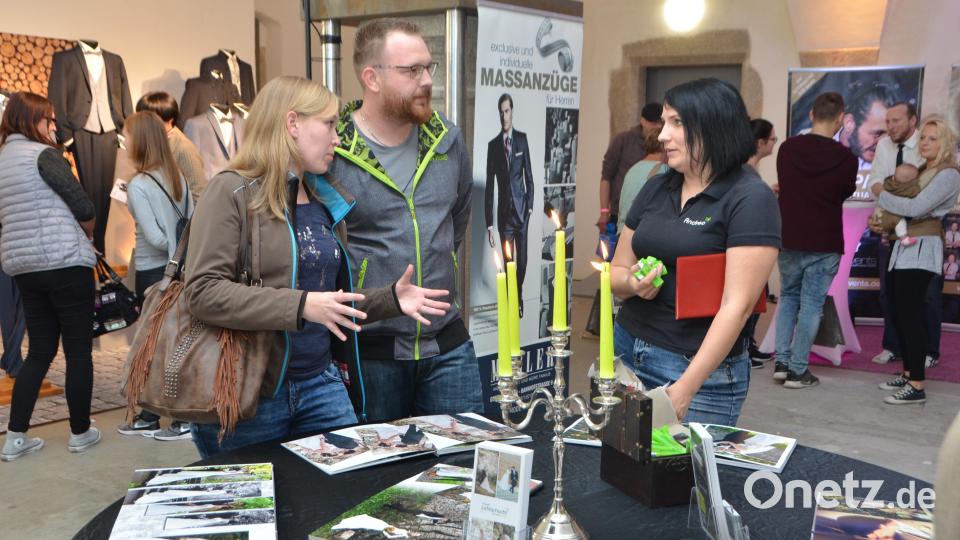 Andrea Irlbacher von der Lichtschacht-Fotografie (rechts) organisierte die Hochzeitsausstellung. Bild: dob