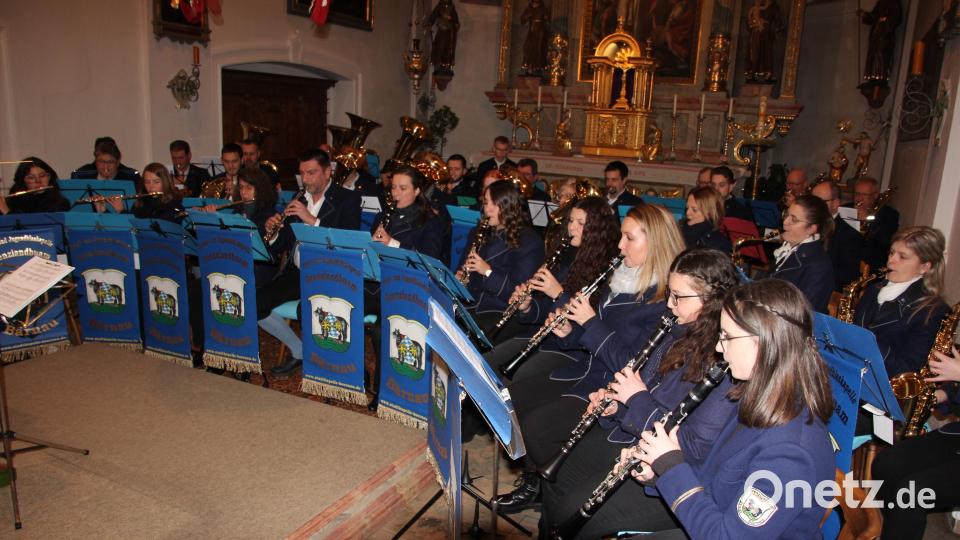 Ein beeindruckendes Adventskonzert gab am Freitagabend in der Bärnauer Stadtpfarrkirche die Blaskapelle &quot;Grenzlandbuam&quot;. Bild: kro