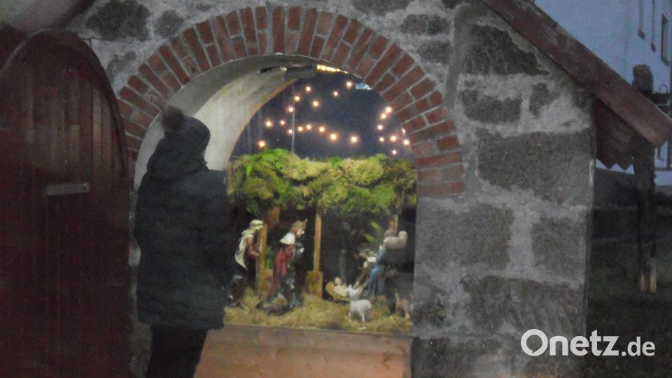 Die backofenkrippe ist ein Hingucker in Flossenbürg Bild: jba