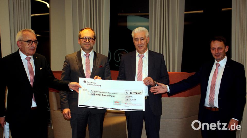 Das Gremium mit dem Spendenscheck (von links): Ludwig Zitzmann, Hans-Jörg Schön, Reinhard Meier und Oberbürgermeister Jens Meyer. Bild: R. Kreuzer