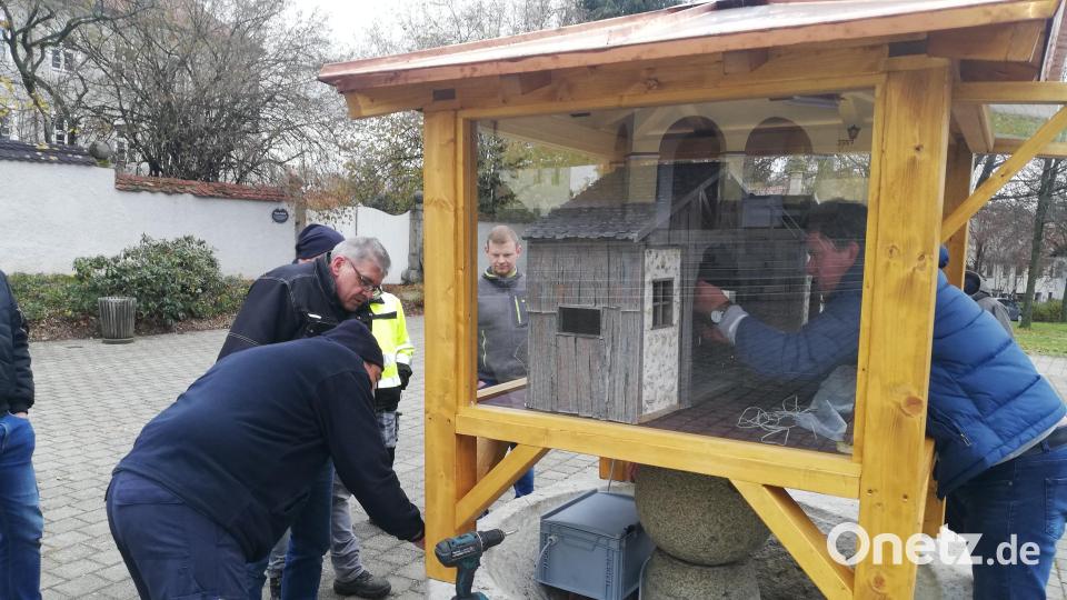 Auf dem Dorfbrunnen bauen die Waldauer Pferdefreunde mit viel Liebe zum Detail eine neue Krippe auf. Bild: dob