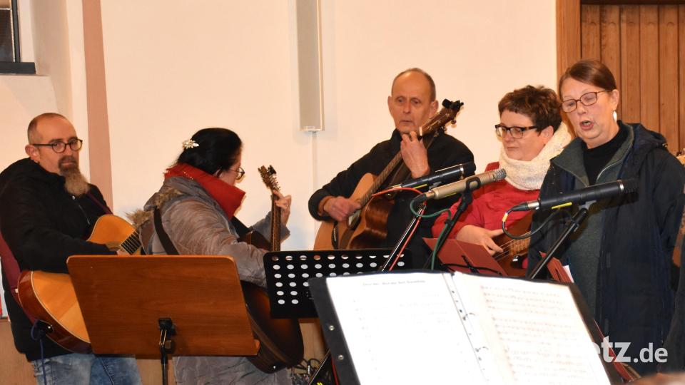 Mit modernen Songs, begleitet auf den Gitarren, aber auch mit Klassikern aus aller Welt begeisterten am zweiten Advent viele Musikerinnen und Musiker in der Erlöserkirche. Bild: ubb