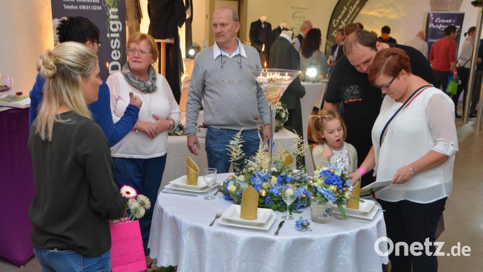 Festlich gedeckte Tafeln mit schönen Blumengestecken machten eine gute Figur bei der Ausstellung. Bild: dob