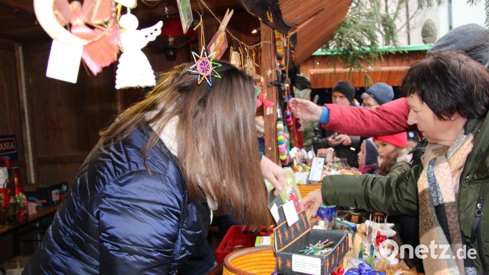 Auf großes Kaufinteresse stießen die Produkte des Fair-Handels der Abtei Münsterschwarzach am Stand des OWV Neustadt. Bild: prh